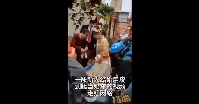 河南一新郎乘皮划艇接新娘，为何会有这么独特的接亲方式？